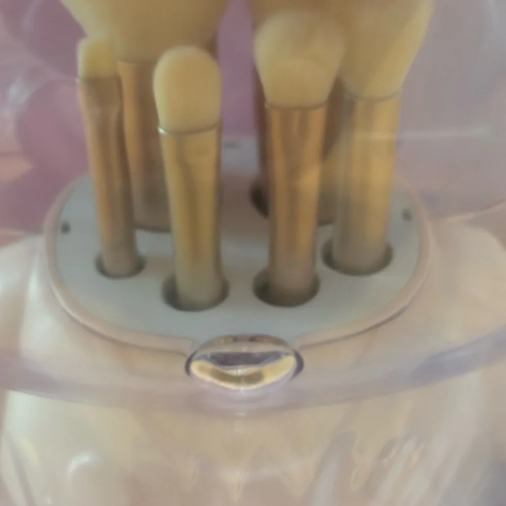 NIB Impressions Vanity Hello Kitty 6 pc brush set